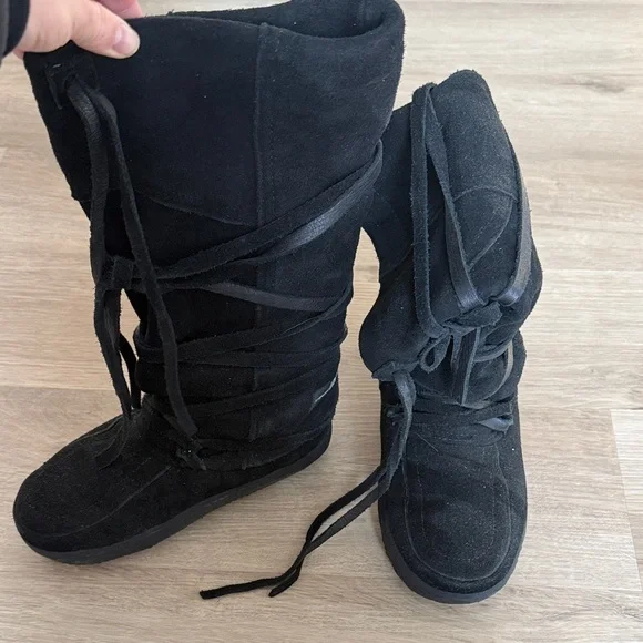 Elegant Black Steger Mukluks Boots - Picture 2 of 6